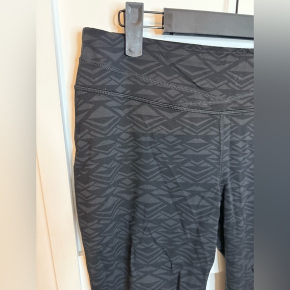 Lucy Active Geometric Cinched Cropped Leggings - Picture 3 of 4